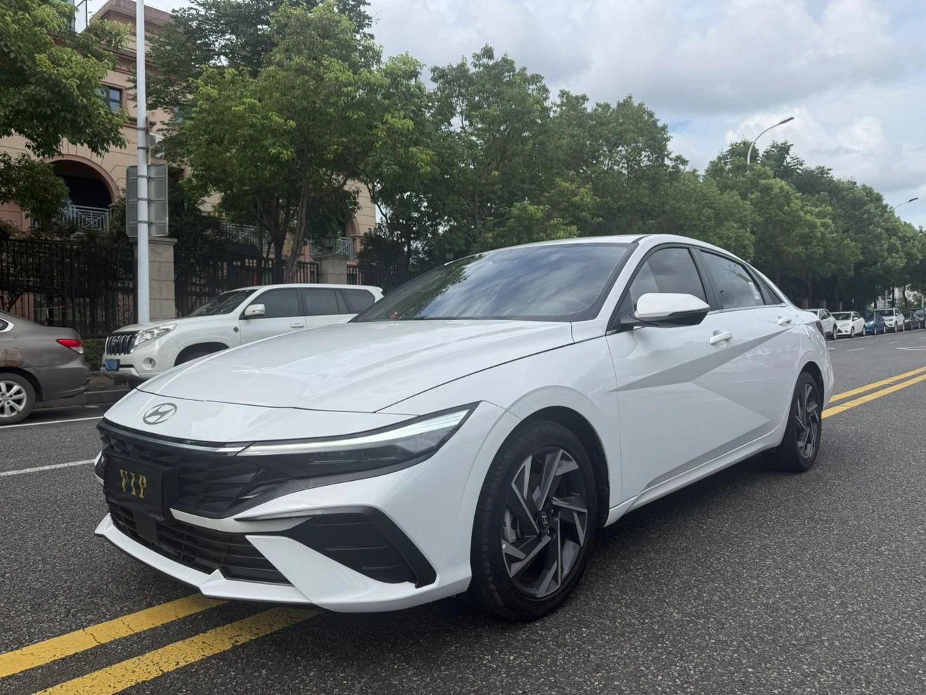 Hyundai Elantra 1.5L CVT LUX Premium Edition