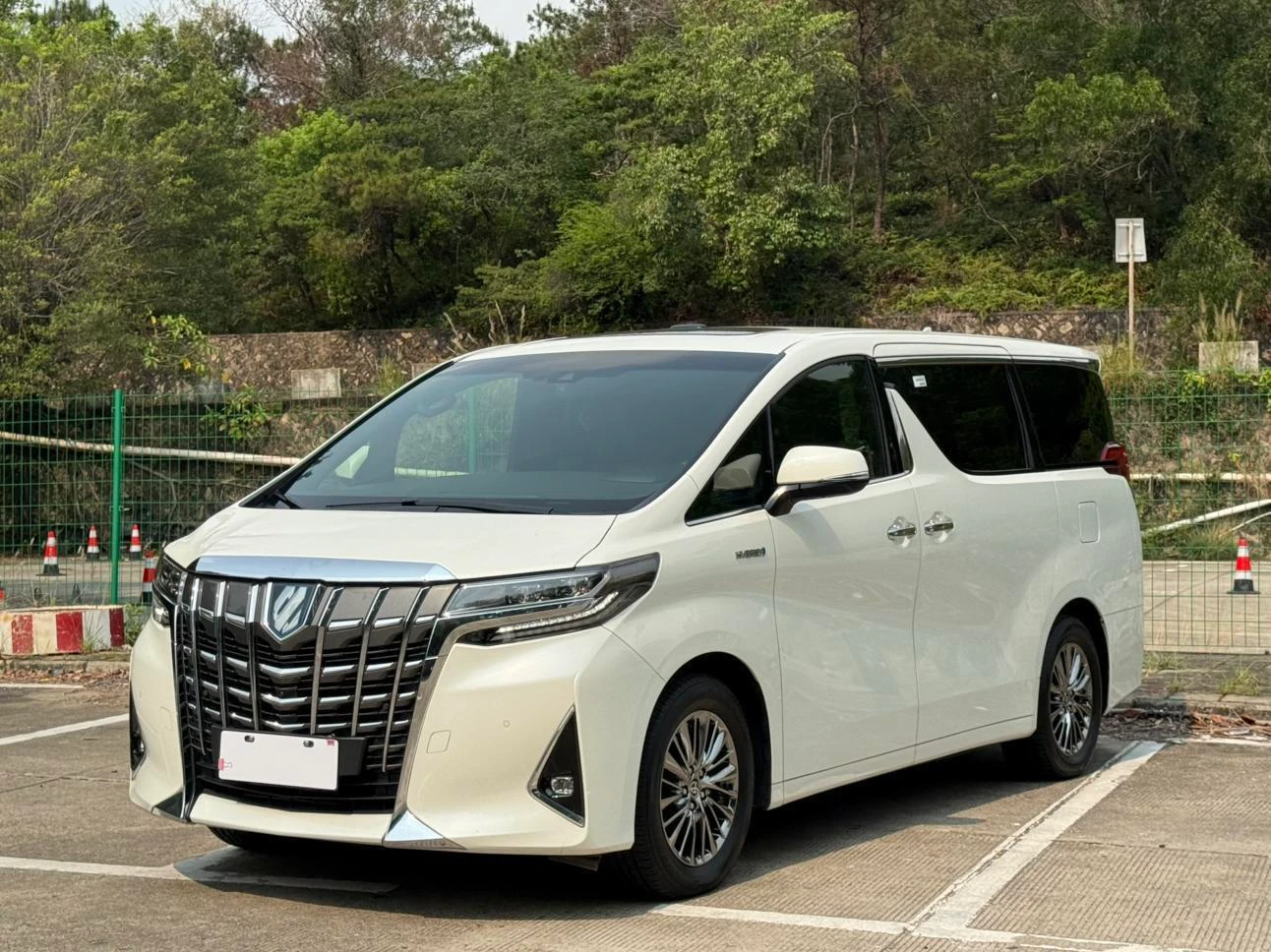 Toyota Alphard 2.5L Hybrid E-CVT 4WD