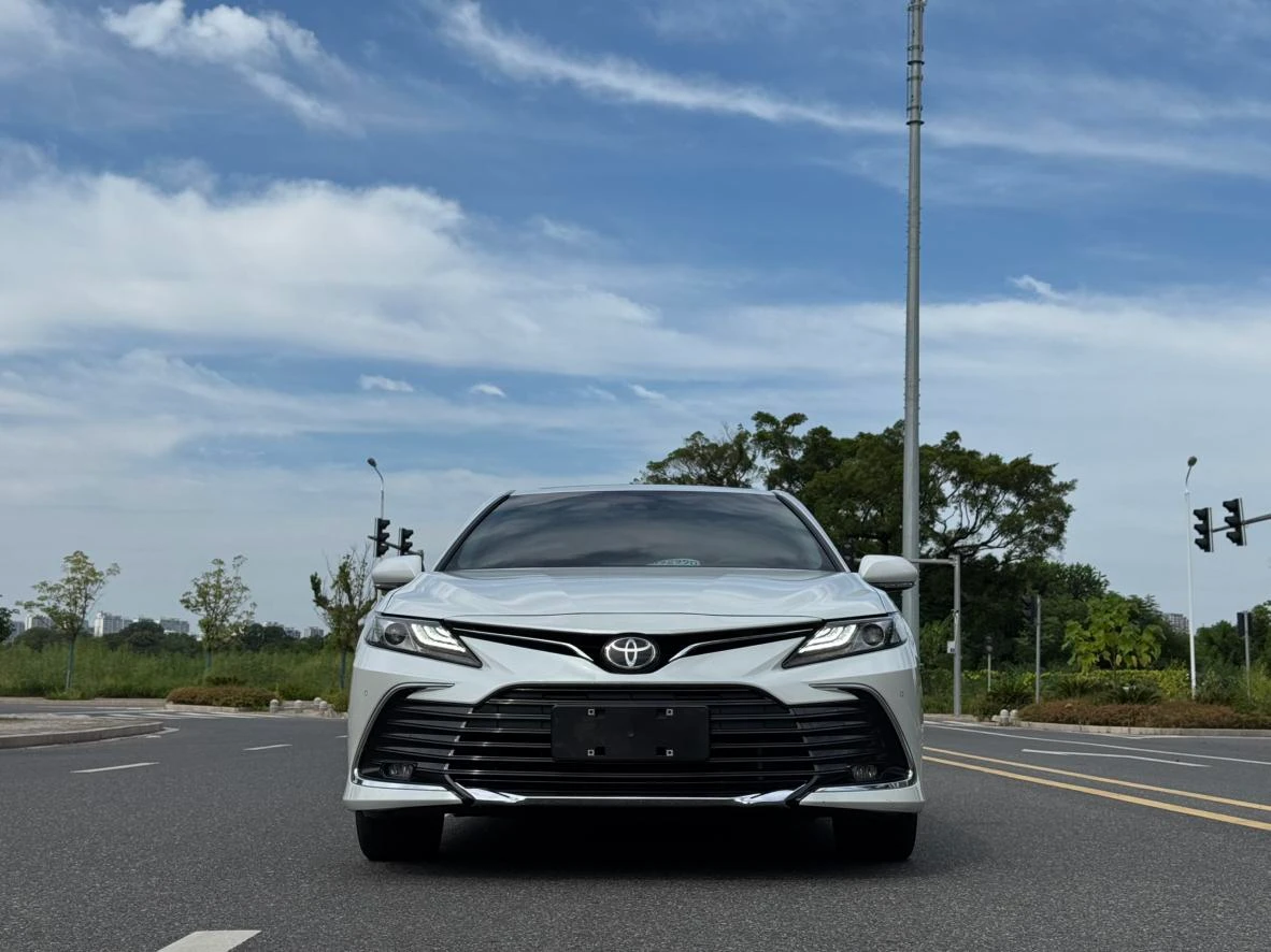 Toyota Camry 2.0G Deluxe - exterior