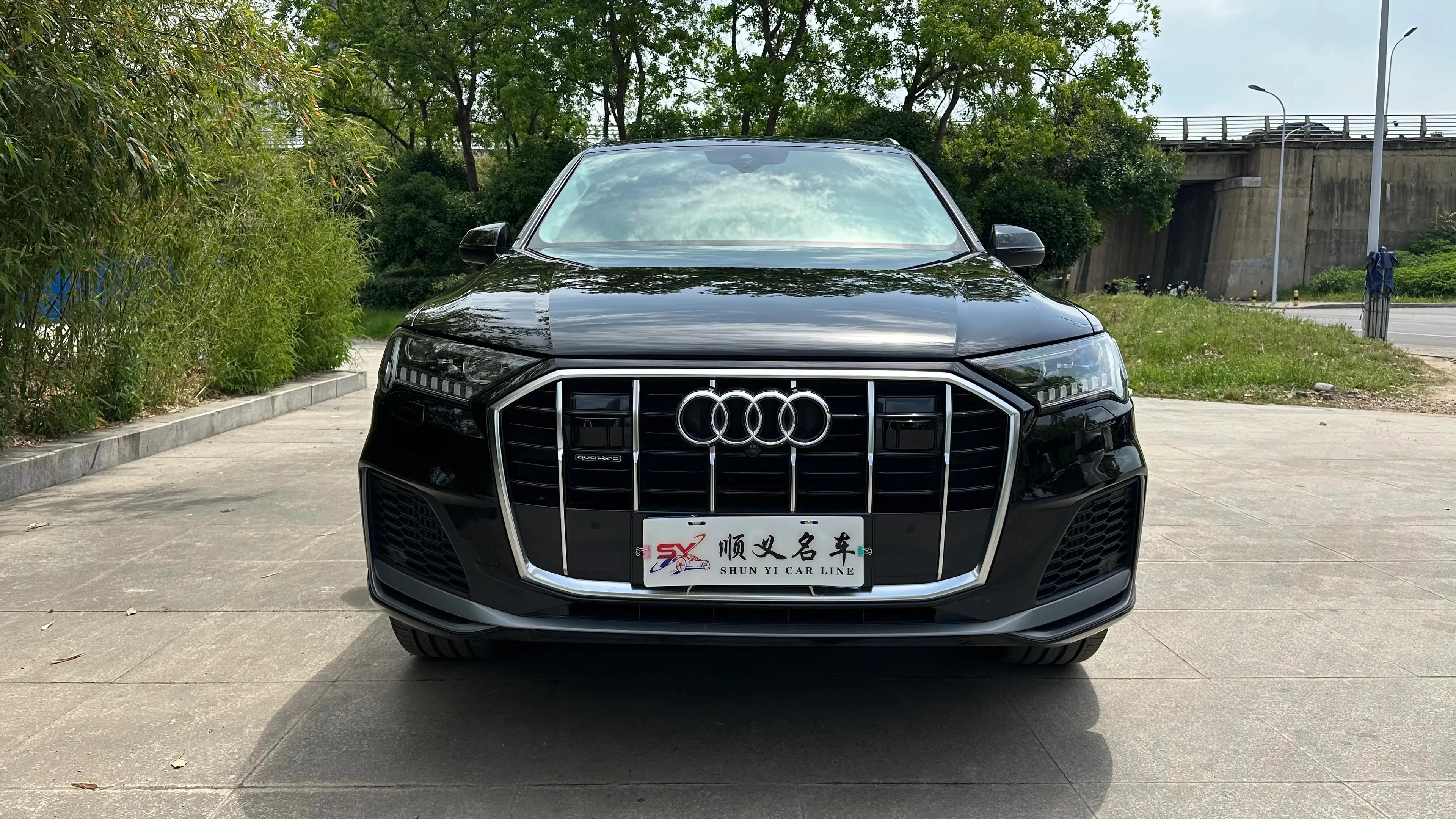Audi Q7 55 TFSI Premium Trim - exterior