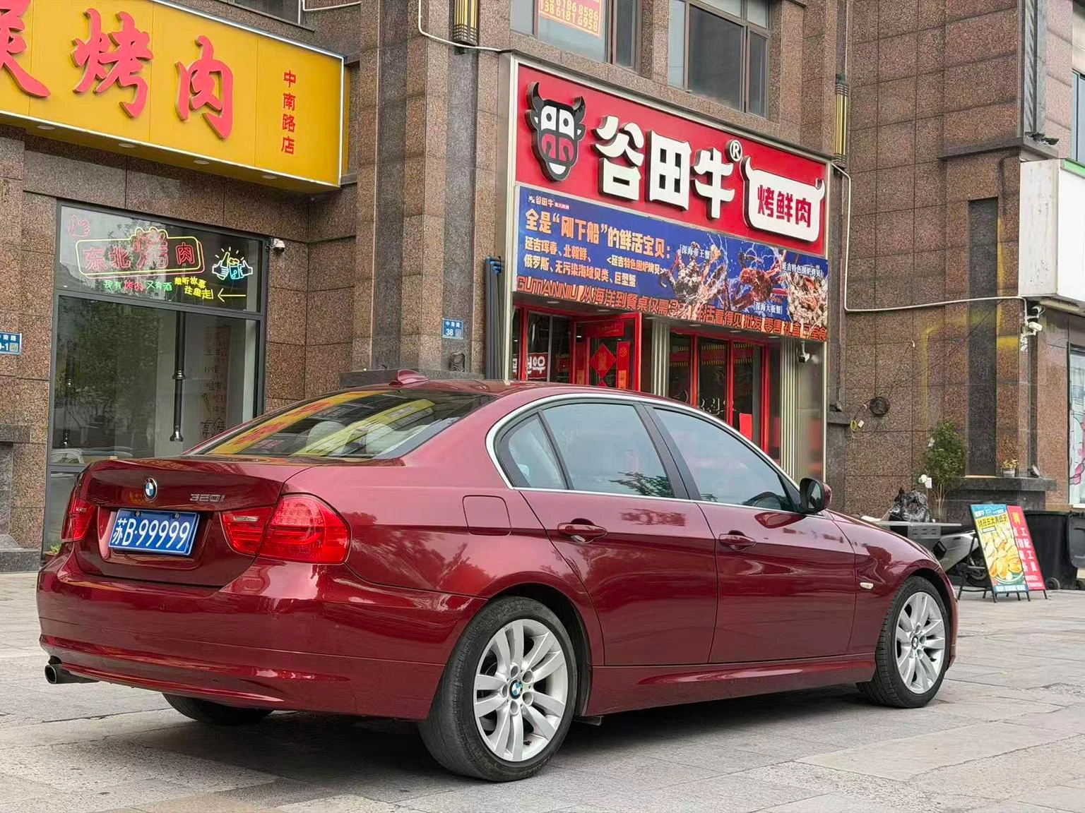 BMW 320i Luxury Line - exterior