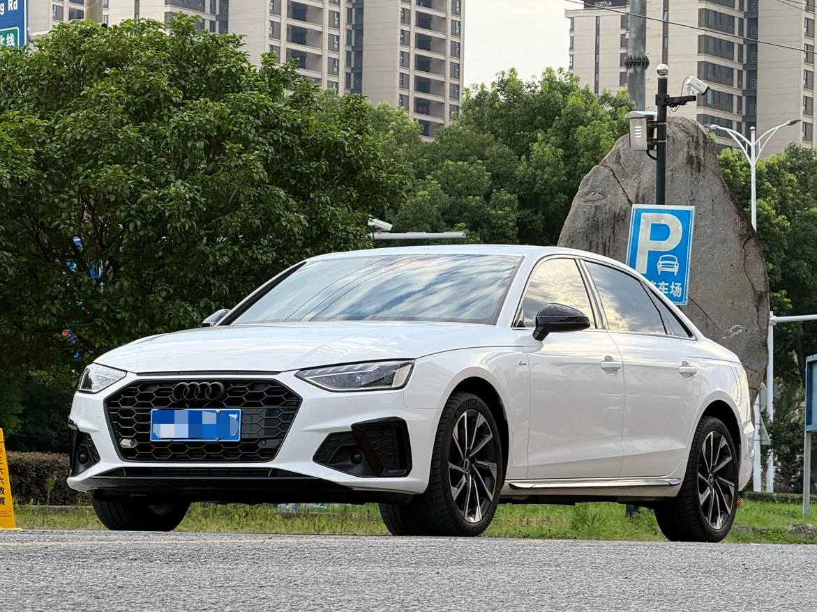 Audi A4L 40 TFSI Luxury Dynamic